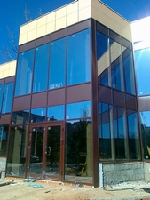 Алюминиевое остекление и облицовка двухэтажного здания в Алексине