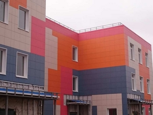 Вентилируемый фасад из керамогранита на здании детского сада в Туле