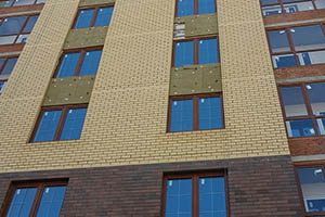 Комплекс работ по устройству навесного вентилируемого фасада с облицовкой керамогранитными плитами, металлосайдингом (участки под окнами).